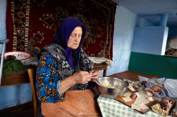 Bild 1 von 2: Bewohnerin im ukrainischen Dorf Naslavcea