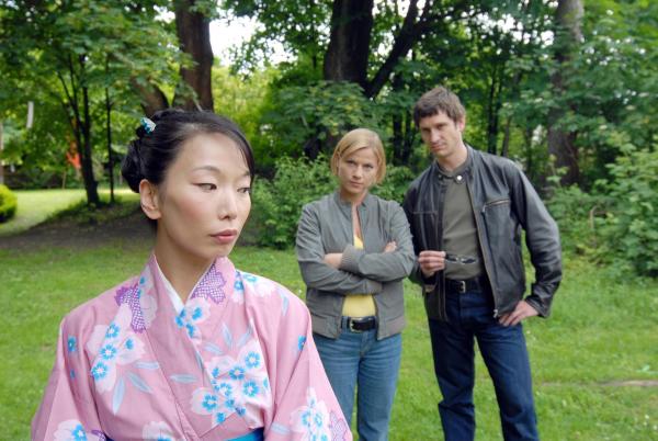 Bild 1 von 17: Im Bild: Young-Shin Kim (Tanaka Shizuko, li.), Kristina Sprenger (Karin Kofler), Andreas Kiendl (Klaus Lechner).
