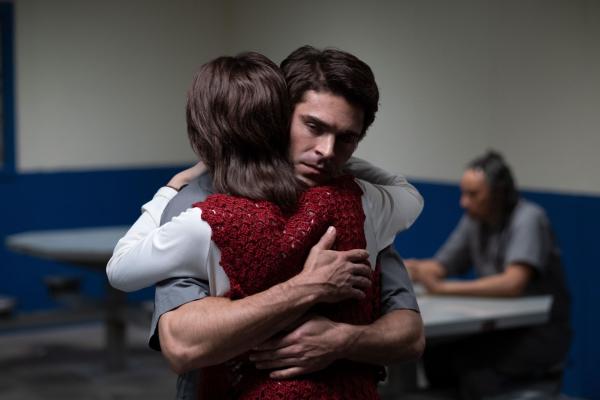 Bild 1 von 8: Carole Anne Boone (Kaya Scodelario, l.); Ted Bundy (Zac Efron, r.)