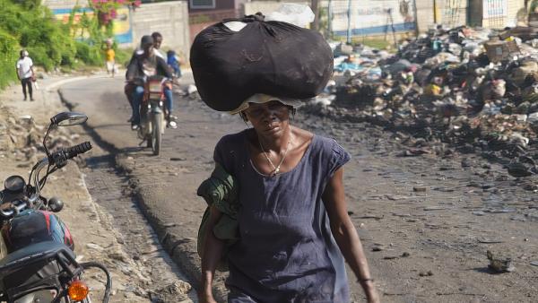 Bild 1 von 5: Das öffentliche Leben in Haiti steht weitgehend still. Die Müllabfuhr kommt nicht mehr, öffentliche Gebäude sind verlassen.