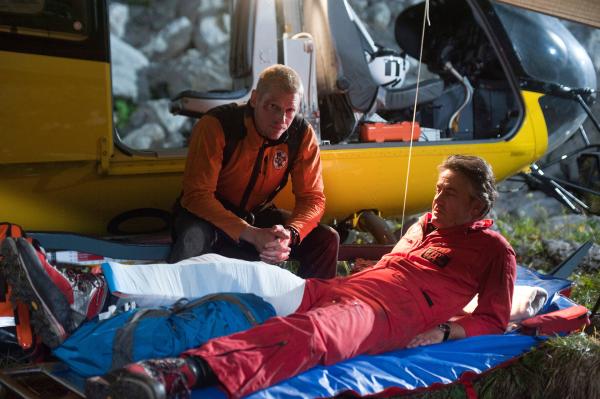 Bild 1 von 5: Der Helikopter ist kaputt, Michael (Robert Lohr, r.) verletzt und keine Hilfe in Sicht. Andreas Marthaler (Martin Gruber, l.) weiß nicht mehr weiter.
