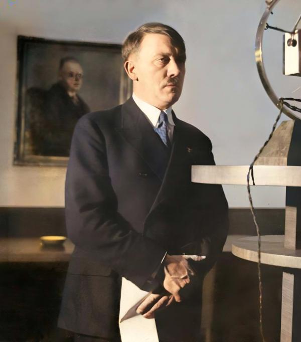 Bild 1 von 6: Hitler nutzt das Radio, um seine Propaganda in jedes Wohnzimmer zu bringen. Moderne Medien werden zum Werkzeug der Diktatur.
