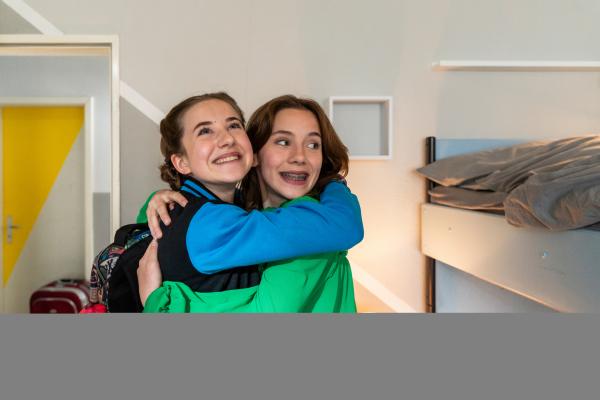 Bild 1 von 14: Schloss Einstein 27, Folge 1053, Nesrin (Julie Marienfeld, li.) und Annika (Merle Sophie Eismann) wollen unbedingt ein gemeinsames Zimmer im Internat.