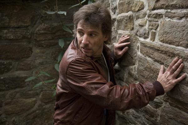 Bild 1 von 16: Leon (René Steinke) ist auf der Flucht und versucht gleichzeitig seine Tochter aus den Händen der Entführer zu befreien.