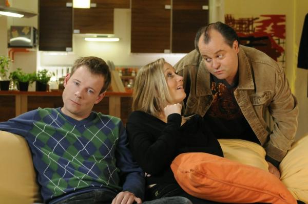 Bild 1 von 3: Mathias (Mathias Schlung, l.), Janine (Janine Kunze, M.) und Markus (Markus Majowski, r.) leben gemeinsam in Deutschlands beliebtester Comedy WG ...