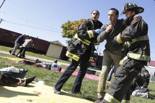 Bild 1 von 15: (l-r) Monica Raymund as Gabriela Dawson, Derek Gaspar as Marcus, Jesse Spencer as Matthew Casey -- (Photo by: Elizabeth Morris/NBC)