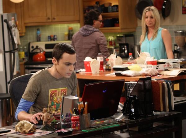 Bild 1 von 12: Während Sheldon (Jim Parsons, l.) in eine Krise gerät, versucht Leonard (Johnny Galecki, M.) alles, um Penny seine Begeisterung für \