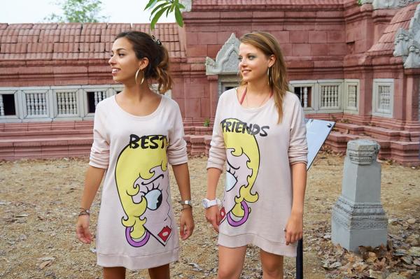 Bild 1 von 15: Die Klassenfahrt nach Thailand wird für Zeynep (Gizem Emre, l.) und Chantal (Jella Haase, r.) ganz anders, als gedacht ...