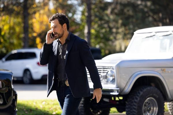 Bild 1 von 2: Cole Ellis (Giacomo Gianniotti)