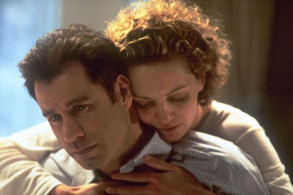 Bild 1 von 4: FBI-Agent Sean Archer (John Travolta, l.) lebt nur noch für die Jagd nach dem Super-Terroristen Castor Troy, der vor einem Jahr seinen kleinen Sohn tötete. Seine Ehe mit Eve (Joan Allen, r.) scheint daran zu zerbrechen, und das Verhältnis zu seiner pubertierenden Tochter ist mehr als nur verkorkst ...