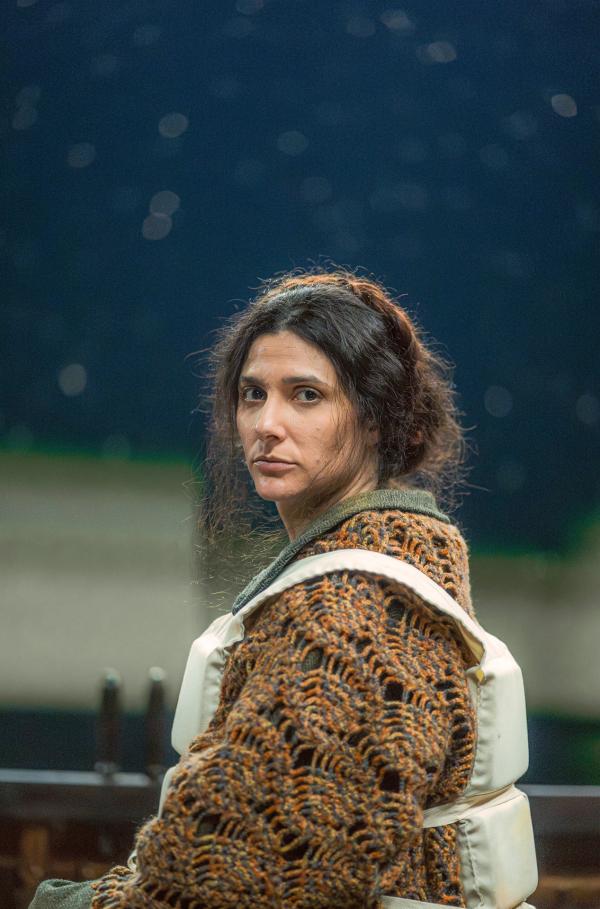 Bild 1 von 3: Die Passagiere der ersten Klasse erhalten Schwimmwesten und werden zuerst evakuiert. Manche Rettungsboote werden halbleer zu Wasser gelassen.