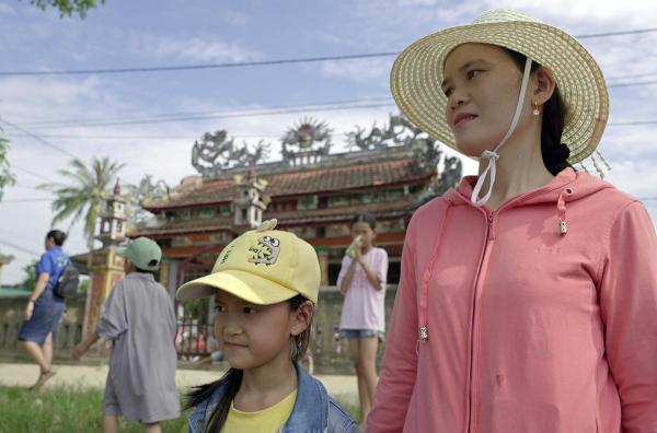 Bild 1 von 3: Die sechsjährige Nguyen Anh Tue (li.) mit ihrer Mutter (re.) beim kostenlosen Schwimmkurs