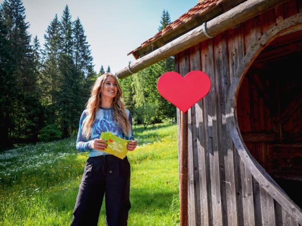Bild 1 von 26: Im Bild: Wenn Moderatorin Michelle Pippan neben einem roten Herz steht, ist es Zeit für einen Beziehungstest.