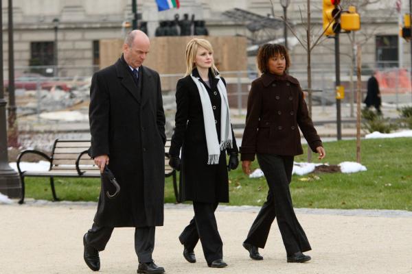 Bild 1 von 8: Versuchen einen Fall aus dem Jahre 1964 zu lösen: Lilly Rush (Kathryn Morris, M.), Kat Miller (Tracie Thoms, r.) und John Stillman (John Finn, l.) ...