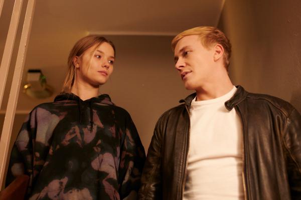 Bild 1 von 5: Tim Münzinger (Julius Nitschkoff) ist eine große Stütze für Vivi Klettmann (Julia Beautx).