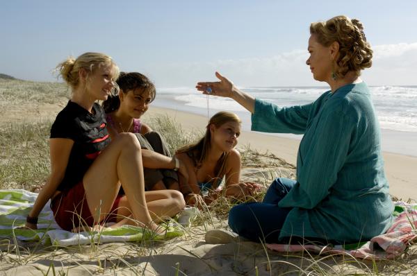Bild 1 von 2: Miss Chatham (Christine Amor. r.) schenkt Rikki (Cariba Heine, l.) den Anhänger ihrer verstorbenen Freundin Julia.