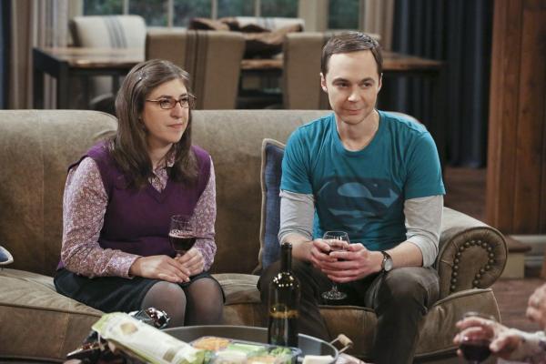 Bild 1 von 10: Sheldon (Jim Parsons, r.) lässt sich von Amy (Mayim Bialik, l.) überreden, das Wochenende mit Leonard und Penny in einer Waldhütte zu verbringen. Eine schlechte Idee, wie sich bald herausstellt. Unterdessen müssen sich Howard und Bernadette mit Raj herumschlagen ...