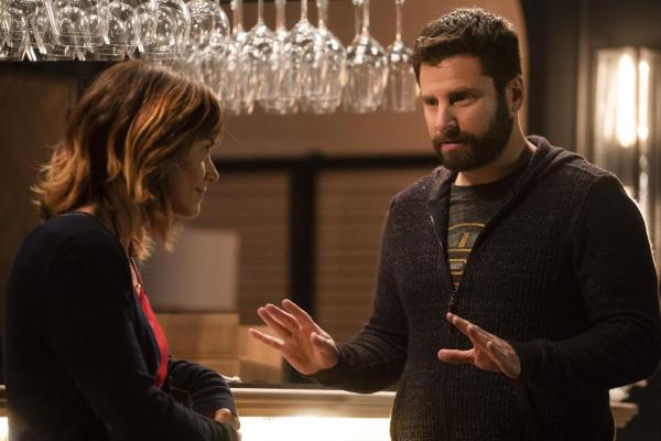 Bild 1 von 11: Delilah Dixon (Stephanie Szostak, l.), Gary Mendez (James Roday, r.)