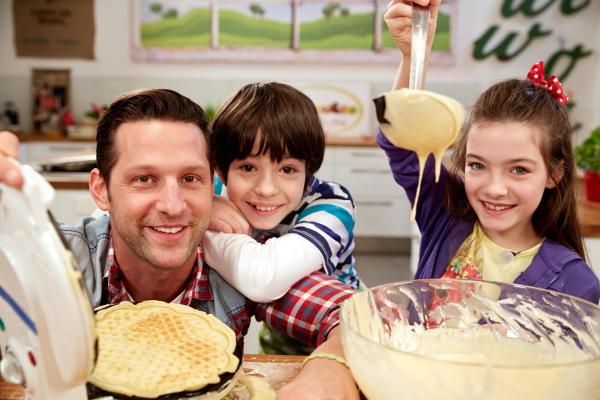 Bild 1 von 7: Im Bild: Alexander Kumptner mit David und Sarah.