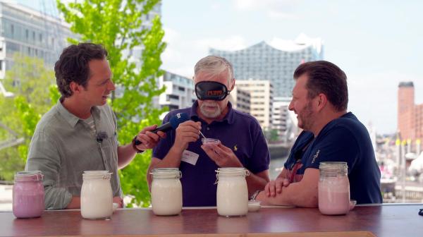 Bild 1 von 5: Im Bild: Jo Hiller beim Joghurt-Test mit Passanten: Oft steckt mehr Zucker und Aroma im Becher, als man vermutet.