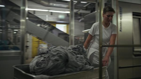 Bild 1 von 5: Regine S. arbeitet in der Wäscherei. Etwa 1,5 Tonnen Wäsche wird hier jeden Tag gewaschen, getrocknet, gebügelt oder gemangelt. Die Inhaftierten kümmern sich um die gesamte Anstaltswäsche für neun Justizvollzugsanstalten und für sechs private Unternehmen.