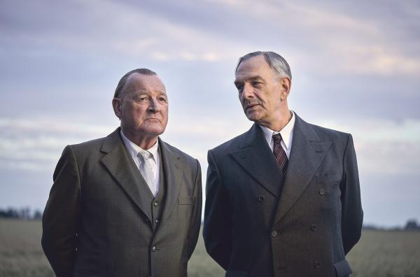 Bild 1 von 4: Die beiden Staatsmänner Adenauer (Burghart Klaußner, li.) und de Gaulle (Jean-Yves Berteloot, re.) bauen Vertrauen zueinander auf.