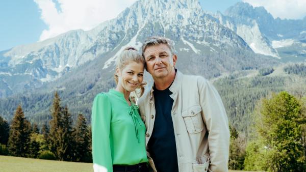 Bild 1 von 2: Im Bild: Hilde Dalik (Karin Bachmeier), Hans Sigl (Dr. Martin Gruber).