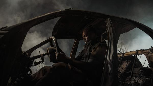 Bild 1 von 3: John (Anthony Mackie) verabschiedet sich von Evelyn - ein Abschied, der mehr bedeutet als Worte sagen können.