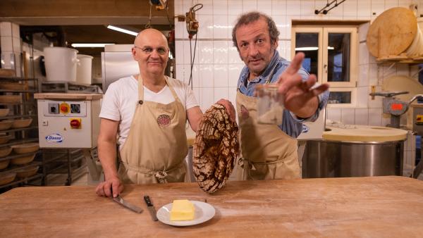 Bild 1 von 6: Der Bäcker Arndt Erbel (links), der Schmidt Max, der Ur-Sauerteig und das Brot dazu.