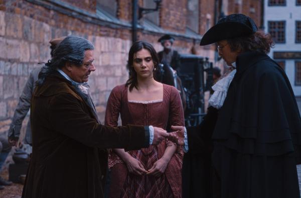 Bild 1 von 12: Im Bild (v.li.): Leopold (Peter Kurth) und Maria Anna Mozart (Havana Joy) besprechen sich mit Dr. Wagner (Darius Petkevicius).