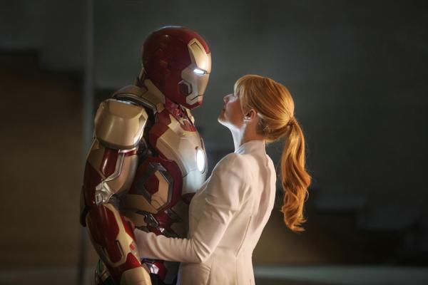 Bild 1 von 20: Nach den katastrophalen Ereignissen in New York leidet Iron Man Tony Stark (Robert Downey jr., l.) an schlimmen Panikattacken, zum Glück hat er seine Freundin Pepper (Gwyneth Paltrow, r.), die ihm nicht nur als CEO zur Seite steht, sondern auch auf der zwischenmenschlichen Ebene ein Fels in der Brandung ist ...