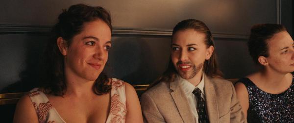 Bild 1 von 14: Im Bild: Judith Altenberger (Theresa), Alina Schaller (Mira).