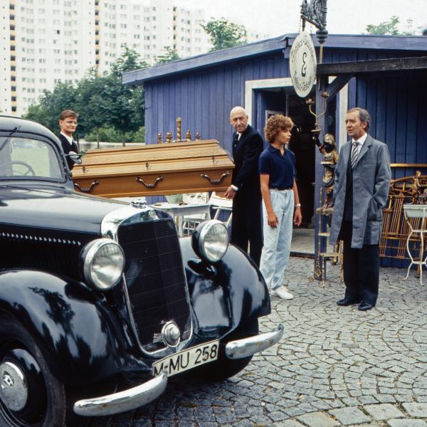 Bild 1 von 1: Nach den Ereignissen rund um die Zaubergeige geht Eickelberg (Karl Lieffen, 2.v.l.) mit seinem Kollegen weiter seiner Arbeit nach und Esteban (Hans Clarin, r.) verschwindet auf genauso geheimnisvolle Art und Weise, wie er aufgetaucht war. Oliver (Josef Gröbmayr, 3.v.l.) hingegen bleibt mit der Erkenntnis zurück, dass es manchmal besser ist, die Zukunft nicht zu kennen.