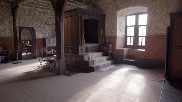Bild 1 von 4: Himmelbetten, wie dieses auf Burg Eltz, waren ein technologischer Fortschritt auf den schwer zu heizenden Burgen. Geschlossene Vorhänge hielten die Wärme oberhalb der Liegefläche.