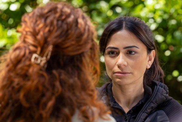 Bild 1 von 27: Im Bild: Lale (Yeliz Simsek, r.) reagiert perplex, als Fanny (Johanna Graen, l.) vermutet, dass sich Lale in Fritz verknallt hat.