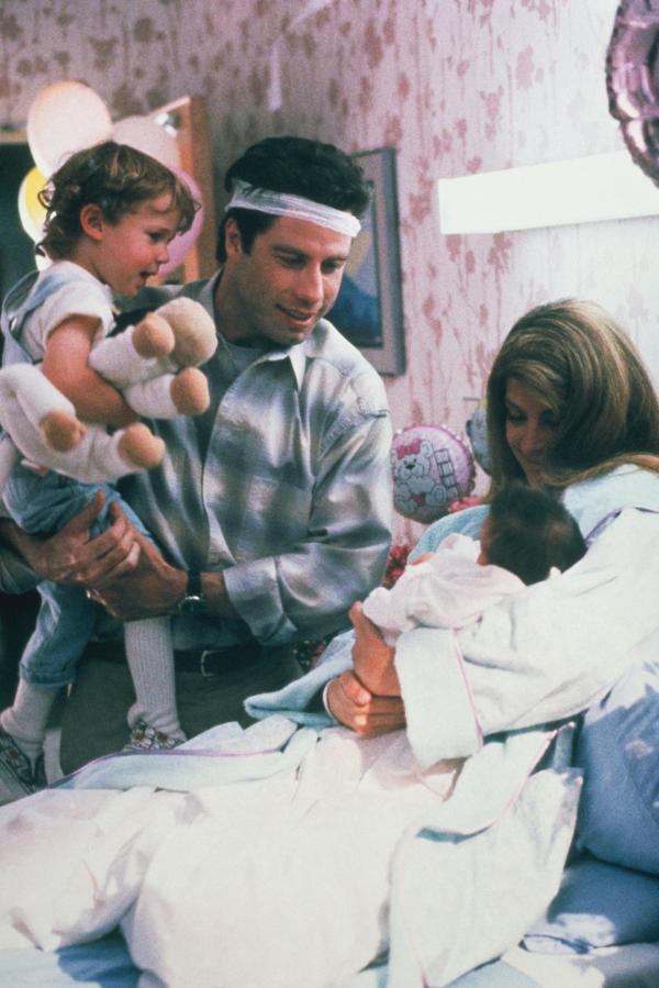 Bild 1 von 1: Voller Glück zeigen James (John Travolta, 2.v.l.) und Molly (Kirstie Alley, r.) Mickey (l.) die neugeborene Tochter. Doch die Begeisterung des Bruders für die kleine Schwester wird bald getrübt: denn Julie (2.v.r.)entpuppt sich als echte Kratzbürste.