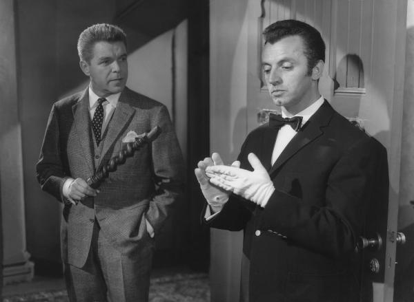 Bild 1 von 1: Der Anwalt Frank Tanner (Heinz Drache, links) versucht auch dem seltsamen Butler Bonwit (Eddy Arendt) Hinweise zu entlocken, die auf die Spur des Mörders führen könnten.