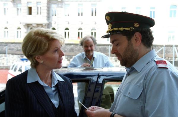 Bild 1 von 5: Im Bild: Julia Laubach und Ernst Strubreiter werden von der Wiener Polizei kontrolliert (v.li.: Christiane Hörbiger, Michael König, Bernhard Murg).