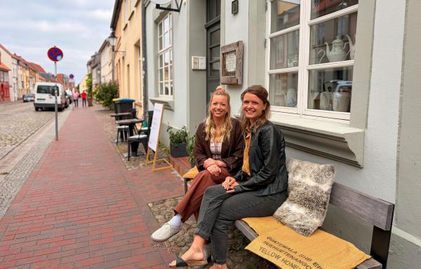 Bild 1 von 3: Zora und Café-Inhaberin Vicky vor dem \