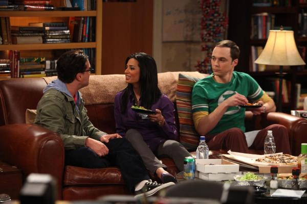Bild 1 von 30: (v.l.n.r.) Leonard Hofstadter (Johnny Galecki); Priya (Aarti Mankad); Sheldon Cooper (Jim Parsons)