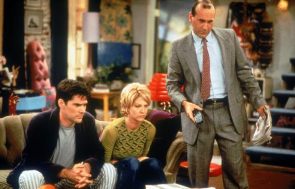 Bild 1 von 2: Greg wird als Kandidat für einen Sitz im Kongress vorgeschlagen. Dharma unterstützt ihren Mann in seinen politischen Ambitionen: Sie belegt bei Gregs Mutter Kitty den Intensivkurs 'Wie werde ich eine erfolgreiche Politikerehefrau?'. Dann werden Greg und Dharma in ihrem Auto beim Liebesspiel ertappt...