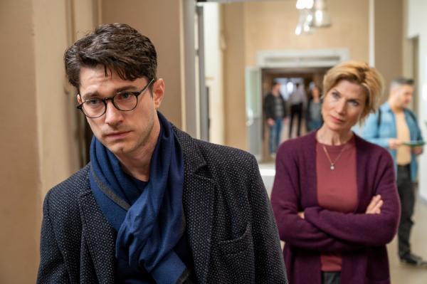 Bild 1 von 4: Kriminalhauptkommissarin Martina Seiffert (Astrid M. Fünderich) fordert Antworten von Daniel Meidlich (Josia Krug). Er trainierte das Opfer und zwei andere junge E-Sportler. Wie war das Verhältnis zwischen ihm und seinen Schützlingen?