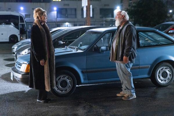 Bild 1 von 3: Deborah (Jean Smart) kämpft mit der Enttäuschung darüber, dass ihr neues Material beim Publikum nicht zündet. Sogar ihr bisheriger Stalker Axel (Kyle Gass) geht ihr aus dem Weg, um ihr nicht die Wahrheit zu ihrem Auftritt sagen zu müssen.