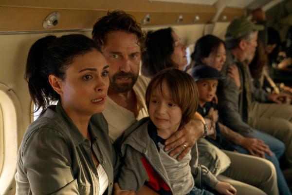 Bild 1 von 15: Familie Garrety (Morena Baccarin, l., Gerard Butler, M. und Roger Dale Floyd, r.) hat ein rettendes Ticket nach Grönland bekommen.