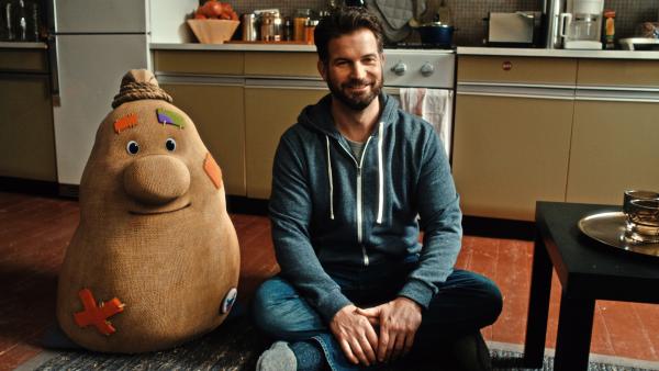 Bild 1 von 3: Beutolomäus bereitet Sascha (Simon Böer) auf ein Treffen mit den Weihnachtselfen vor.