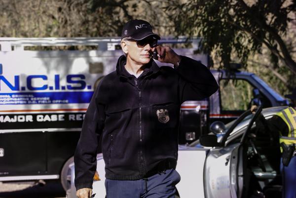 Bild 1 von 14: Als ein Marine-Angehörigen tot im Straßengraben aufgefunden wird, nehmen Gibbs (Mark Harmon) und das NCIS-Team die Ermittlungen auf.