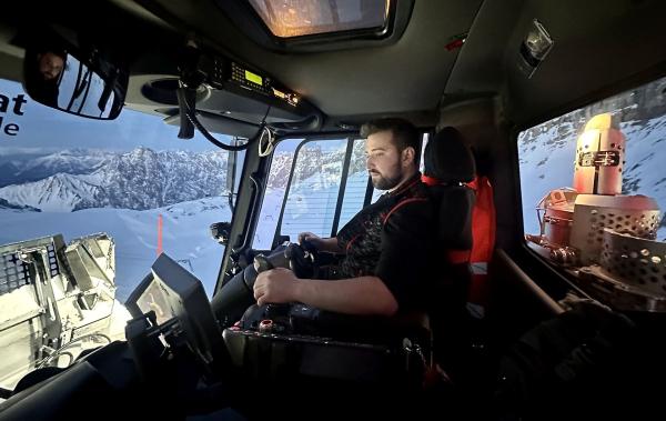 Bild 1 von 12: Alois Luisi Kirmaier hochkonzentriert in der Schneeraupe.
