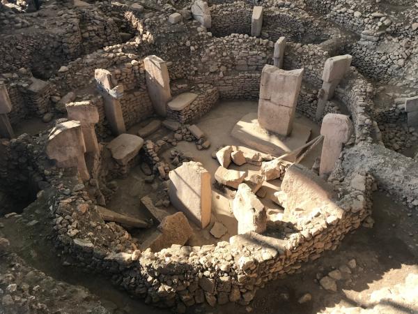 Bild 1 von 15: In Göbekli Tepe finden sich Überreste einer Steinanlage, die manche für den ältesten Tempel der Welt halten. Was lässt sich daraus über die Entstehung von Gottesvorstellungen lernen?