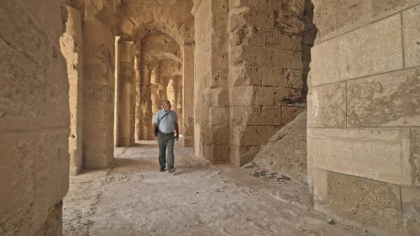 Bild 1 von 8: Archaeologist Nejib Ben Lazreg walks through the corridors of El Jem amphitheater in Tunisia.