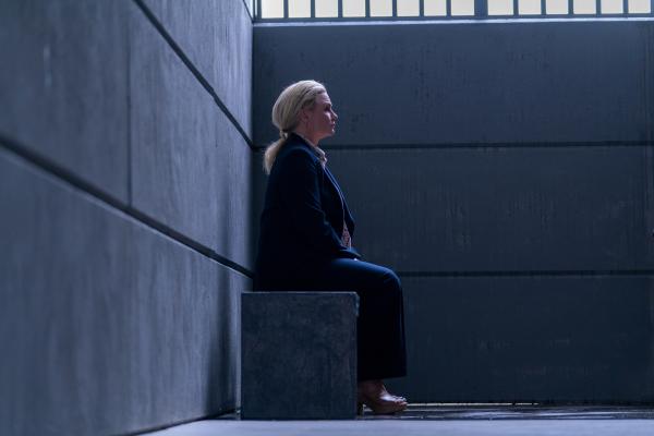 Bild 1 von 5: Tilda (Malin Levanon) landet vorübergehend hinter Gittern, weil sie Ibraahin angeblich unter Vorspiegelung  falscher Tatsachen zu einer vorläufigen Aufenthaltsgenehmigung verholfen hat.